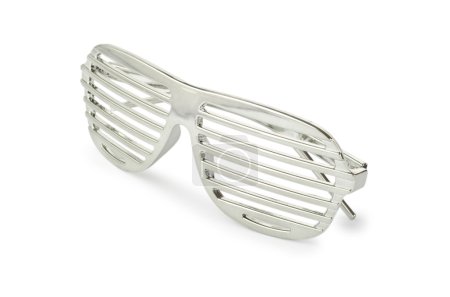 Lunettes de soleil élégantes isolées sur blanc