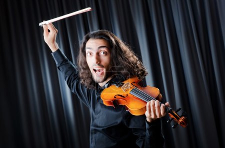 Violoniste jouant de l'intstrument 