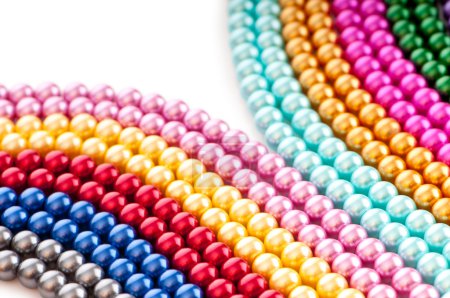 Abstrait avec des colliers de perles colorées 