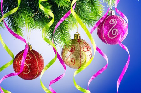 Baubles sur l'arbre de Noël dans le concept de célébration 