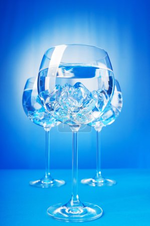Eau dans le verre sur fond de gradient 