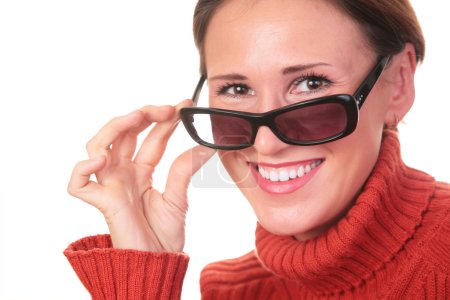 jolie femme en lunettes sombres et pull rouge 