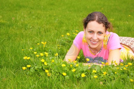 jeune femme repose sur l'herbe 