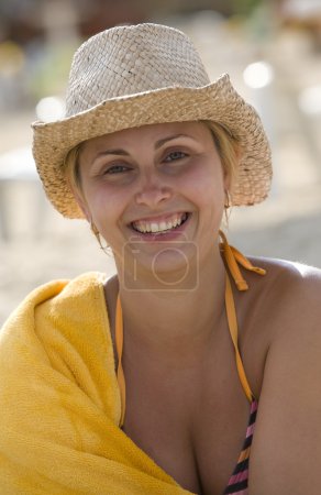 La fille heureuse sur une plage 