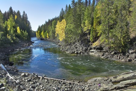 La rivière de montagne rapide .