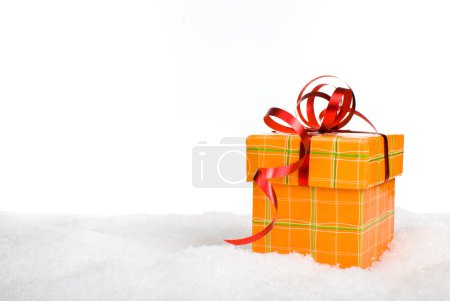 Coffret cadeau de Noël dans la neige 