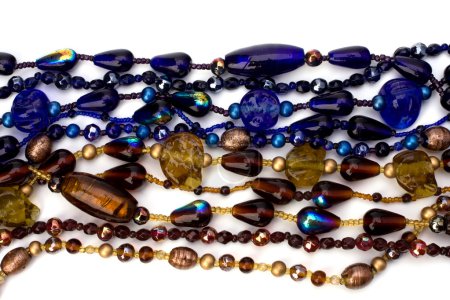 fond de perles colorées sur fond blanc 