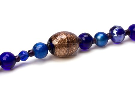 perles bleues isolées sur fond blanc