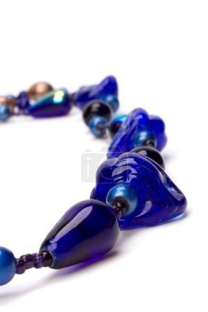 perles bleues isolées sur fond blanc