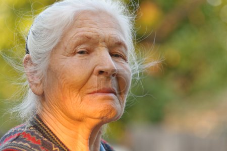 Portrait de la femme âgée 