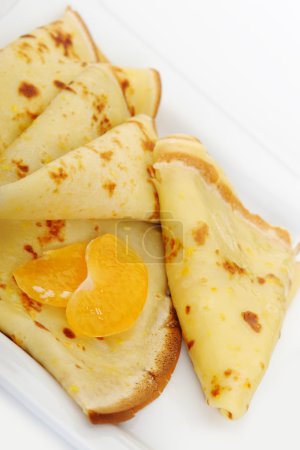 Crêpe sur une assiette avec mandarine 