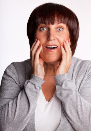 Femme surprise regardant la caméra 