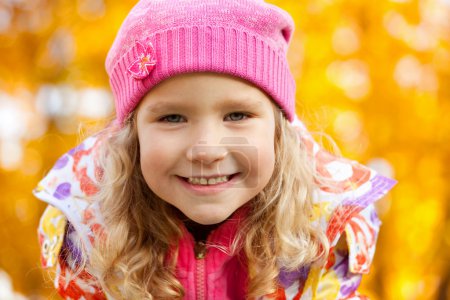 Fille heureuse dans le parc d'automne