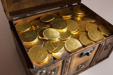 Boîte ouverte pleine d'argent 