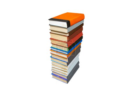 Empilement de livres colorés isolés sur blanc .