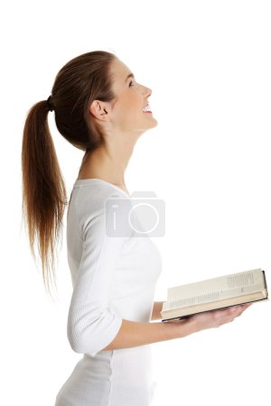 Belle adolescente avec un livre .