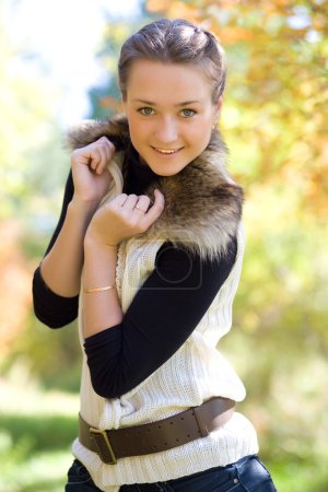 Portrait d'automne de jeune fille 