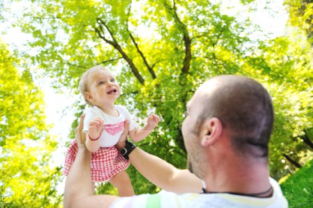 Homme et bébé jouant dans le parc 