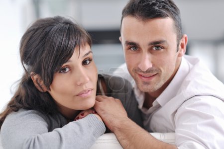 Relaxé jeune couple regarder la télévision à la maison 