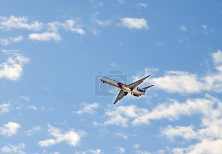 Aéronefs dans le ciel 