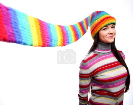 Femme en chapeau de couleur drôle 