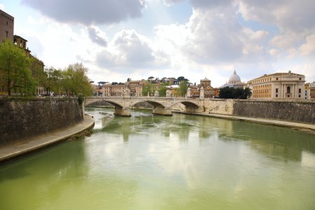 Un pont Vittorio Emmanuel sur le Tibre à Rome 