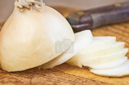 tranches d'oignon et couteau 