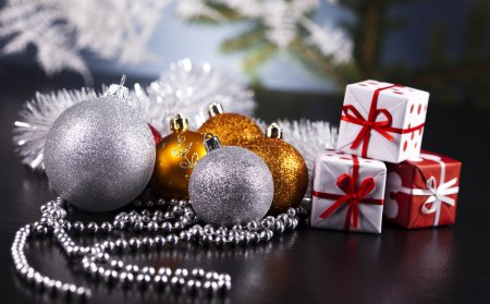 Fond de Noël avec boules et cadeau 