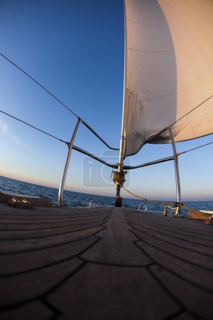 Soleil derrière les voiles blanches 