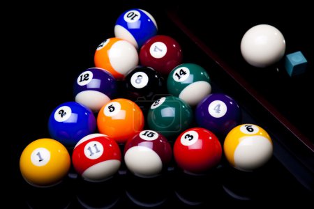 Boules de billard, queue sur table noire 