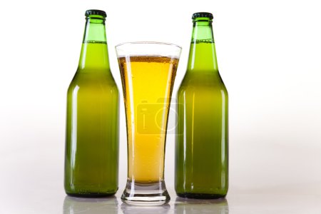 verre de bière sur fond blanc