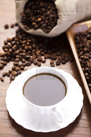 Gobelet de caféine et haricots