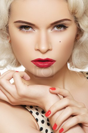 Portrait de belle jeune femme sexy avec maquillage vintage et coiffure 