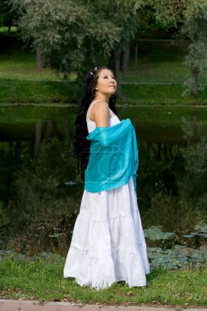 Belle fille enceinte marchant dans le parc 