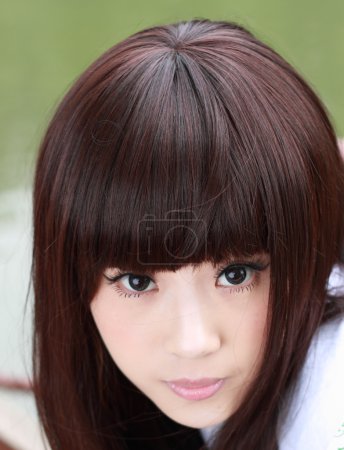 Une belle femme asiatique dans un parc .
