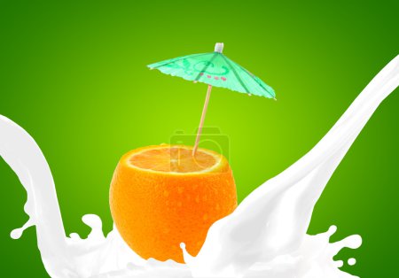 Lait éclaboussant à l'orange 