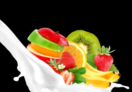 Éclaboussures de lait avec mélange de fruits 