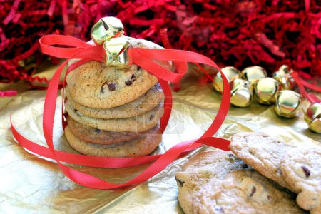 Biscuits aux pépites de chocolat empilés avec rubans 