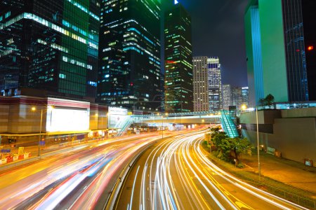 ville moderne la nuit