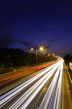 circulation sur l'autoroute la nuit 