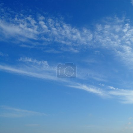 Nuage dans le ciel bleu 