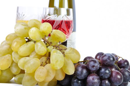 Bouteille de vin avec verres de vin et raisins isolés en blanc 