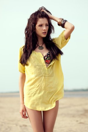 Femme marchant sur la plage