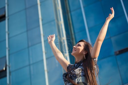 Femme levant les mains 