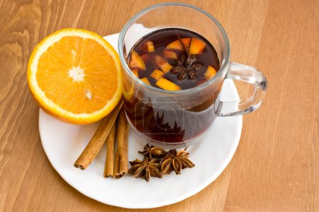 Vin chaud de Noël aux oranges sur table en bois 