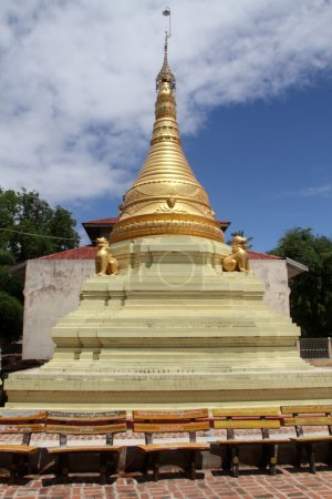 Stupa doré à Moniwa 