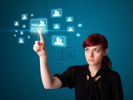 femme d'affaires en appuyant sur les icônes de type social moderne