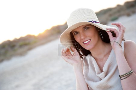 Portrait d'été d'une belle femme portant un chapeau. Vacances au chaud 