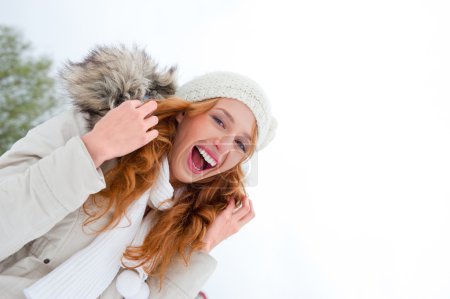 Jeune jolie femme s'amusant au parc d'hiver. Rire et 