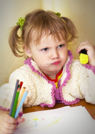 Fille et crayons 